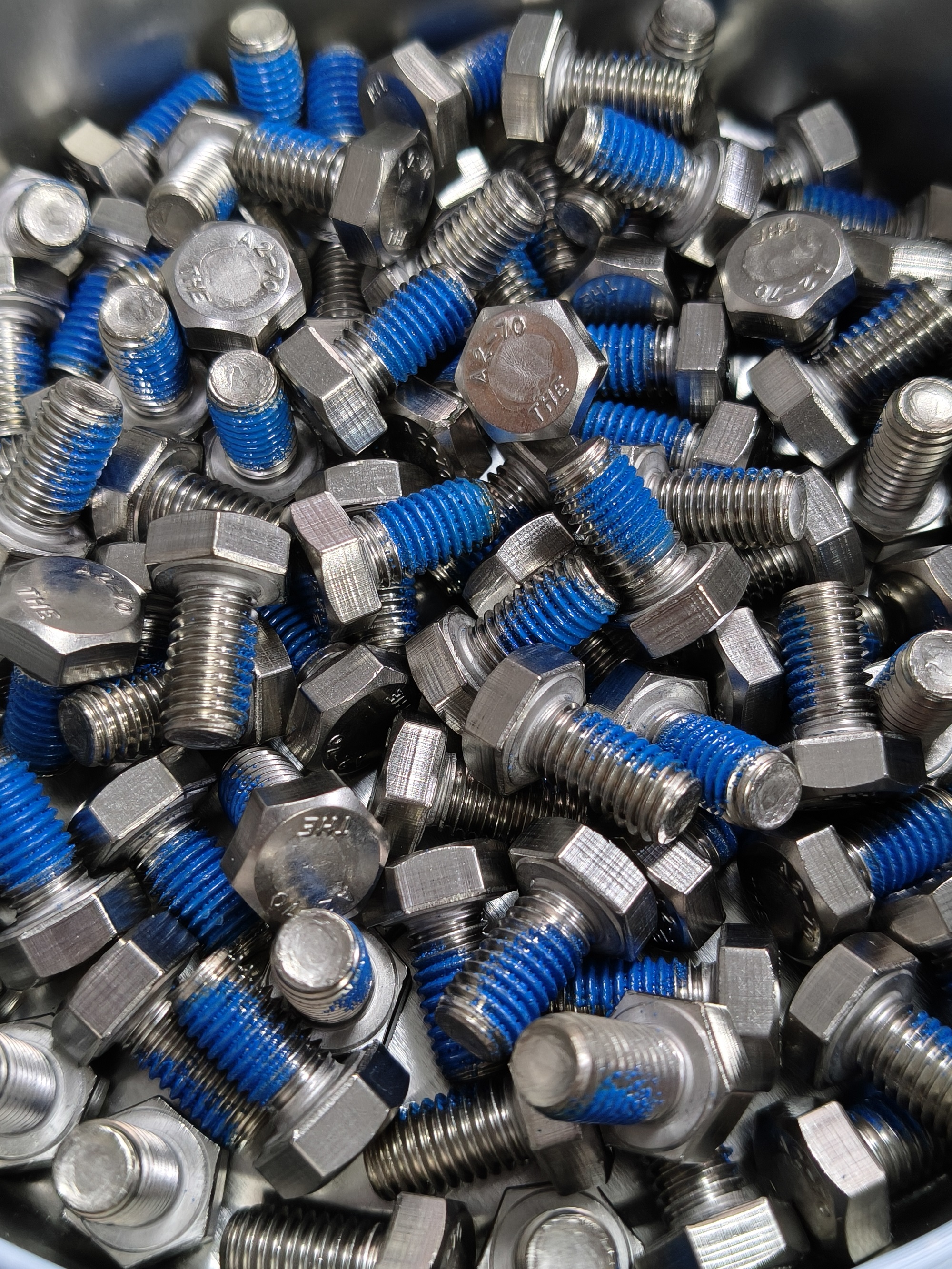 Mengapa pelekat pengunci benang dikategorikan kepada pelekat kimia dan pelekat nilon?