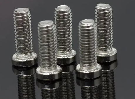 Apa yang Menyebabkan Perubahan Warna dalam Skru Keluli Tahan Karat?